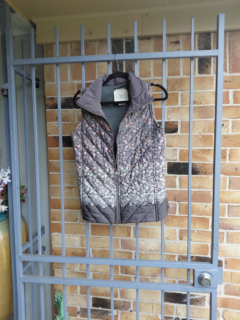 Anthropologie HEIHEI Trellia Puffer Vest Size M . Jacket.
